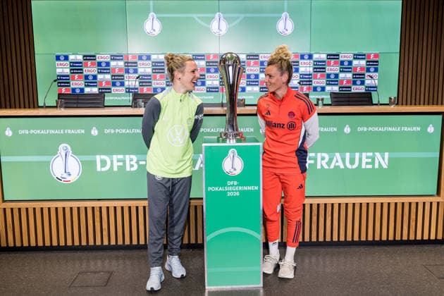 Pressekonferenz 46. DFB-Pokal Finale der Frauen; 13.05.2026 Svenja Huth (VfL Wolfsburg. 10) und Linda Dallmann (FC Bayern München, 10) posieren mit dem DFB Pokal der Frauen DFB-Pokal 46. Finale der Frauen, VfL Wolfsburg - FC Bayern München, Pressekonferenz, Köln, RheinEnergiestadion am 13.05.2026 Copyright: xBEAUTIFULxSPORTS Wunderlx