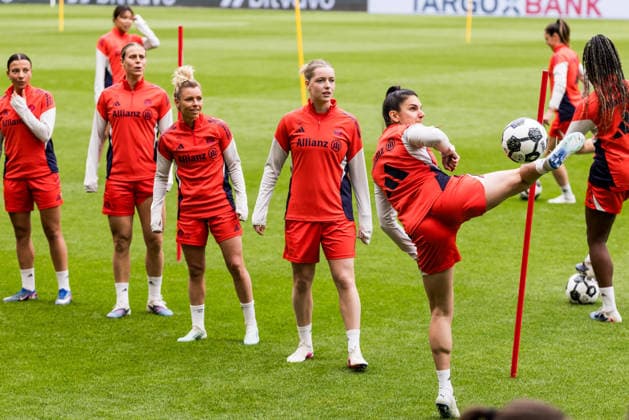 Abschlusstraining FC Bayern München; 13.05.2026 Jovana Damnjanovic (FC Bayern München, 9) nimmt den Ball an DFB-Pokal 46. Finale der Frauen, VfL Wolfsburg - FC Bayern München, Abschlusstraining FC Bayern München, Köln, RheinEnergiestadion am 13.05.2026 *** Final training FC Bayern Munich 13 05 2026 Jovana Damnjanovic FC Bayern Munich, 9 takes the ball DFB Pokal 46 Final Women, VfL Wolfsburg FC Bayern Munich, Final training FC Bayern Munich, Cologne, RheinEnergiestadion on 13 05 2026 Copyright: xBEAUTIFULxSPORTS Wunderlx