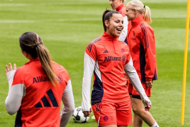 Abschlusstraining FC Bayern München; 13.05.2026 Lena Oberdorf (FC Bayern München, 8) lachend DFB-Pokal 46. Finale der Frauen, VfL Wolfsburg - FC Bayern München, Abschlusstraining FC Bayern München, Köln, RheinEnergiestadion am 13.05.2026 Copyright: xBEAUTIFULxSPORTS Wunderlx