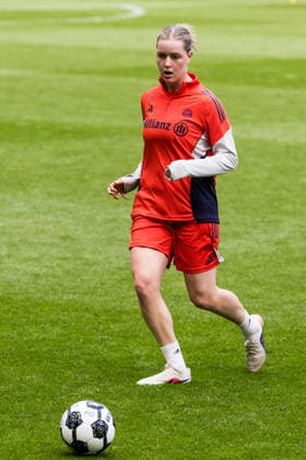 Abschlusstraining FC Bayern München; 13.05.2026 Alara Sehitler (FC Bayern München, 14) am Ball DFB-Pokal 46. Finale der Frauen, VfL Wolfsburg - FC Bayern München, Abschlusstraining FC Bayern München, Köln, RheinEnergiestadion am 13.05.2026 Copyright: xBEAUTIFULxSPORTS Wunderlx