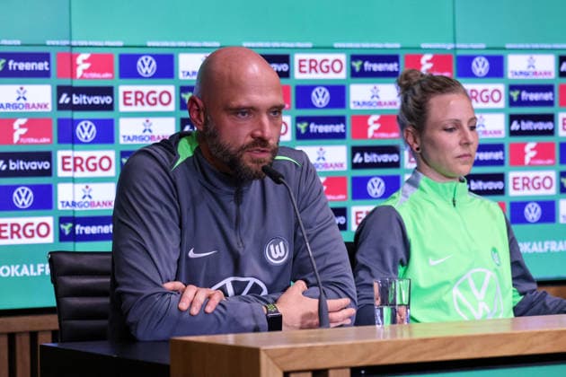 Köln, Deutschland: 13. Mai 2026 - 46. DFB Pokal Finale der Frauen 2026 - VfL Wolfsburg Frauen vs. FC Bayern München Frauen - Abschlusspressekonferenz Im Bild: v.li. Cheftrainer Stephan Lerch (VfL) bei der Abschlusspressekonferenz in Köln Copyright: HMBxMedia MadeleinexFantini