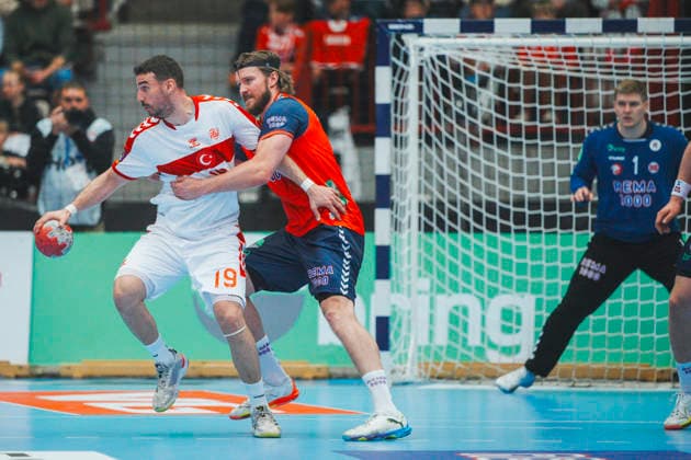 World Championship qualification men s handball Norway Turkey Gjovik 20260513 Turkey s Baran Nalbantoglu and Vetle Ronningen during the World Championship qualifying match in men s handball between Norway and Turkey in Gjovik Olympic Mountain Hall Photo Stian Lysberg Solum NTB Gjovik Norway EDITORIAL USE ONLY RESTRICTED USE FOR BETTING COMPANIES  Copyright: xStianxLysbergxSolumx xNTBx