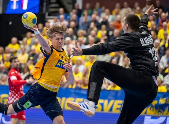 KRISTIANSTAD 2026-05-13 Sweden s Leon HalÃ n shoots against Croatia s goalkeeper Matej Mandic during Wednesday s international handball match between Sweden and Croatia in Kristianstad Arena. KRISTIANSTAD SWEDEN x50090x Copyright: xJohanxNilssonx xTTx HANDBALL SWEDEN-CROATIA
