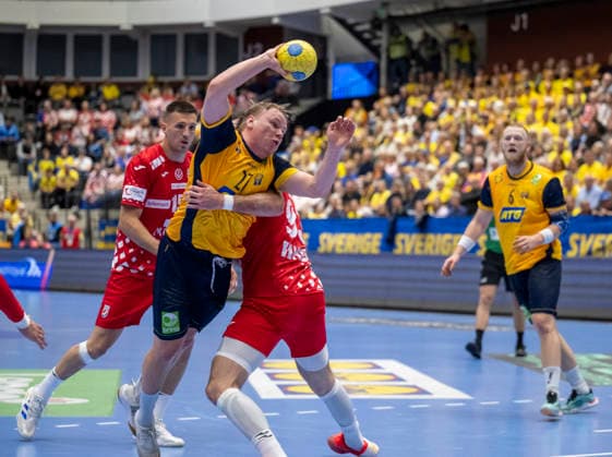 KRISTIANSTAD 2026-05-13 Sweden s Axel Mansson tries to push through the Croatian defense line during Wednesday s international handball match between Sweden and Croatia in Kristianstad Arena. KRISTIANSTAD SWEDEN x50090x Copyright: xJohanxNilssonx xTTx HANDBALL SWEDEN-CROATIA