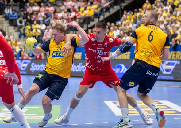 Croatia s Leon Ljevar between Sweden s Axel Mansson and Felix Möller during Wednesday s international handball match between Sweden and Croatia in Kristianstad Arena in Kristianstad, Sweden on may 13, 2026. KRISTIANSTAD SWEDEN x50090x Copyright: xJohanxNilssonx xTTx HANDBALL SWEDEN-CROATIA