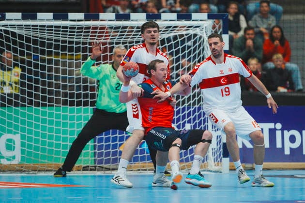 World Championship qualification men s handball Norway Turkey Gjovik 20260513 Sander Sagosen and Turkey s Baran Nalbantoglu during the World Championship qualifying match in men s handball between Norway and Turkey in Gjovik Olympic Mountain Hall Photo Stian Lysberg Solum NTB Gjovik Norway EDITORIAL USE ONLY RESTRICTED USE FOR BETTING COMPANIES  Copyright: xStianxLysbergxSolumx xNTBx