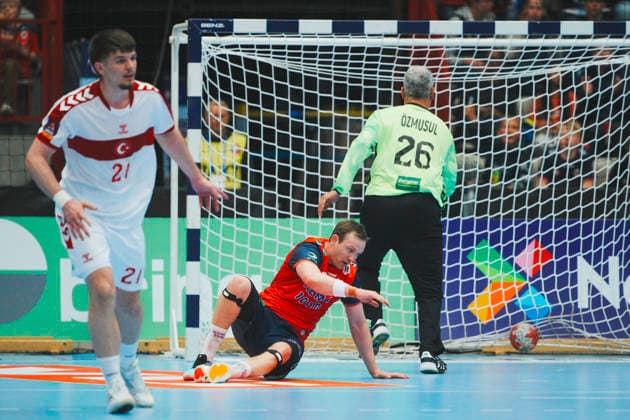 World Championship qualification men s handball Norway Turkey Gjovik 20260513 Turkey s Ediz Aktas and Sander Sagosen during the World Championship qualifying match in men s handball between Norway and Turkey in Gjovik Olympic Mountain Hall Photo Stian Lysberg Solum NTB Gjovik Norway EDITORIAL USE ONLY RESTRICTED USE FOR BETTING COMPANIES  Copyright: xStianxLysbergxSolumx xNTBx