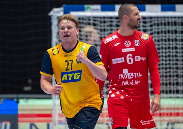 KRISTIANSTAD 2026-05-13 Sweden s Axel Mansson celebrates after scoring a goal in front of Croatia s Mario Sostaric during Wednesday s international handball match between Sweden and Croatia in Kristianstad Arena. KRISTIANSTAD SWEDEN x50090x Copyright: xJohanxNilssonx xTTx HANDBALL SWEDEN-CROATIA