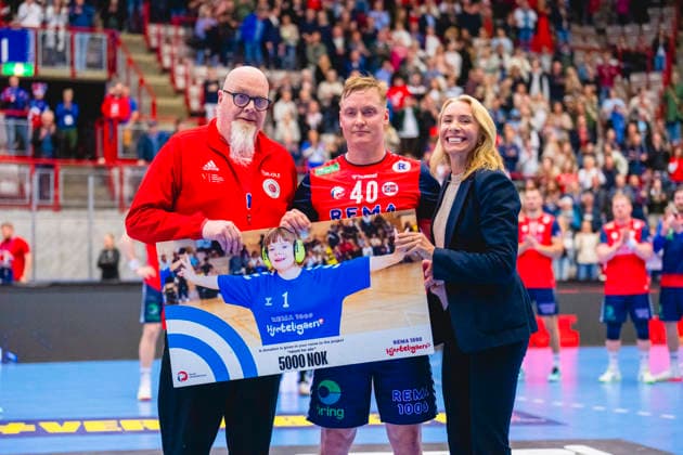 World Championship qualification men s handball Norway Turkey Gjovik 20260513 August Baskar Pedersen, here together with Tor Ole Richardsen and Ingvill Makestad Bovim, was named the best player on the pitch after the World Championship qualifying match in men s handball between Norway and Turkey in Gjovik Olympic Mountain Hall Photo Stian Lysberg Solum NTB Gjovik Norway EDITORIAL USE ONLY RESTRICTED USE FOR BETTING COMPANIES  Copyright: xStianxLysbergxSolumx xNTBx