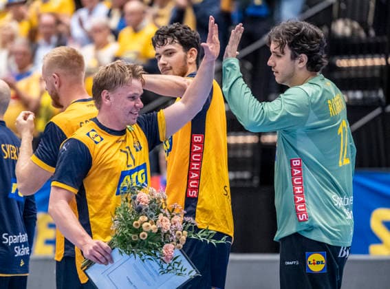 KRISTIANSTAD 2026-05-13 Sweden s Nikola Roganovic and goalkeeper Marko Roganovic give a high five to player of the match Axel Mansson after Wednesday s international handball match between Sweden and Croatia in Kristianstad Arena. KRISTIANSTAD SWEDEN x50090x Copyright: xJohanxNilssonx xTTx HANDBALL SWEDEN-CROATIA