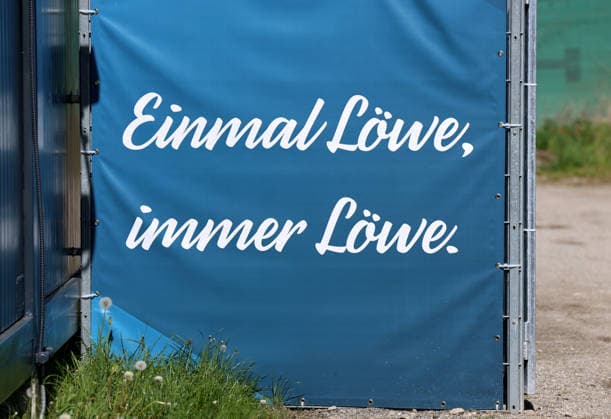 Fussball, Herren, 3.Liga, Saison 2025 2026, TSV 1860 München, Training, Grünwalder Strasse 114 Hier der Schriftzug Einmal Löwe, immer Löwe, Spruch des TSV 1860 München, Symbolbild *** Football, Men, 3 Liga, Season 2025 2026, TSV 1860 Munich, Training, Grünwalder Strasse 114 Here the lettering Einmal Löwe, immer Löwe, slogan of TSV 1860 Munich, symbolic image