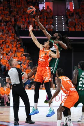 May 13, 2026, Valencia, Valencia, Spain: Neal Sako of Valencia Basket and Mathias Lessort of Panathinaikos AKTOR Athens in action during the EuroLeague Play Off Game 5 match between Valencia Basket and Panathinaikos Aktor Athens at Roig Arena on May 13, 2026 in Valencia, Spain. Valencia Spain - ZUMAa181 20260513_zaa_a181_112 Copyright: xIrinaxR.xHipolitox