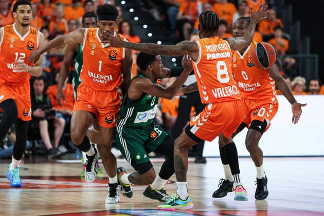 May 13, 2026, Valencia, Valencia, Spain: Kameron Taylor of Valencia Basket, TJ Shorts of Panathinaikos AKTOR Athens and Jean Montero of Valencia Basket in action during the EuroLeague Play Off Game 5 match between Valencia Basket and Panathinaikos Aktor Athens at Roig Arena on May 13, 2026 in Valencia, Spain. Valencia Spain - ZUMAa181 20260513_zaa_a181_120 Copyright: xIrinaxR.xHipolitox