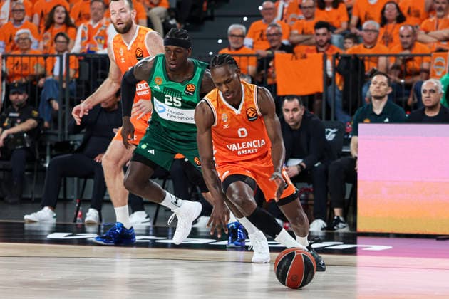 May 13, 2026, Valencia, Valencia, Spain: Kendrick Nunn of Panathinaikos AKTOR Athens and Brancou Badio, of Valencia Basket in action during the EuroLeague Play Off Game 5 match between Valencia Basket and Panathinaikos Aktor Athens at Roig Arena on May 13, 2026 in Valencia, Spain. Valencia Spain - ZUMAa181 20260513_zaa_a181_122 Copyright: xIrinaxR.xHipolitox