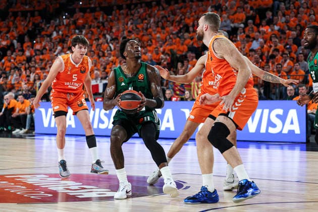 May 13, 2026, Valencia, Valencia, Spain: Nigel Hayes-Davis of Panathinaikos AKTOR Athens and Matthew Costello of Valencia Basket in action during the EuroLeague Play Off Game 5 match between Valencia Basket and Panathinaikos Aktor Athens at Roig Arena on May 13, 2026 in Valencia, Spain. Valencia Spain - ZUMAa181 20260513_zaa_a181_156 Copyright: xIrinaxR.xHipolitox