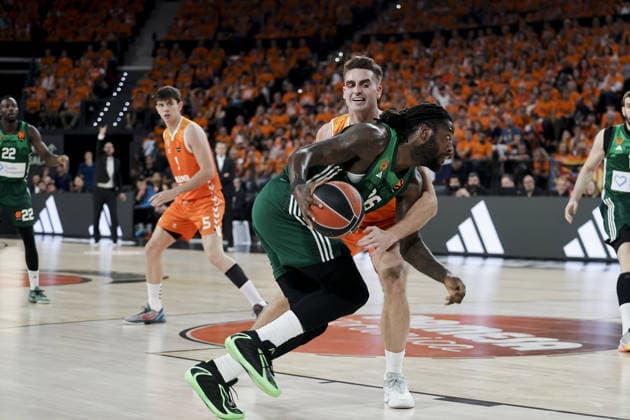 Valencia Basket v Panathinaikos AKTOR - EuroLeague VALENCIA , SPAIN - MAY 13: Nigel Hayes-davis and Reuvers during Euroleague match between Valencia Basket and Panathinaikos AKTOR Athens at Roig Arena on May 13, 2026. Jose Miguel Fernandez Anadolu Valencia Spain. Editorial use only. Please get in touch for any other usage.  Copyright: x2026xAnadoluxJosexMiguelxFernandezx