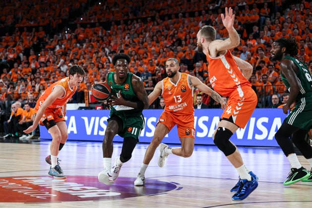 May 13, 2026, Valencia, Valencia, Spain: Nigel Hayes-Davis of Panathinaikos AKTOR Athens and Darius Thompson of Valencia Basket in action during the EuroLeague Play Off Game 5 match between Valencia Basket and Panathinaikos Aktor Athens at Roig Arena on May 13, 2026 in Valencia, Spain. Valencia Spain - ZUMAa181 20260513_zaa_a181_172 Copyright: xIrinaxR.xHipolitox
