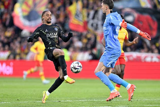 260513 RC Lens vs PSG Bradley Barcola (29) of PSG fighting for the ball with goalkeeper Robin Risser (40) of RC Lens during the French Mc Donalds Ligue 1 season 2025 - 2026 matchday 29 game between Racing Club De Lens and Paris Saint-Germain on May 13 , 2026 in Lens, France. (Photo by David Catry Isosport) Lens France  Copyright: xDavidxCatryx 20260513DC2_2735