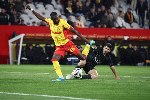 FOOTBALL : RC Lens vs Paris Saint-Germain - Ligue 1 J29 - 13 05 2026 Abdallah SIMA (RC Lens) et Lucas BERALDO (PSG) lors du match RC Lens vs Paris Saint-Germain, Ligue 1 J29, stade Bollaert-Delelis, le 13 mai 2026 - photo Laurent Sanson PsnewZ  Copyright: xLaurentxSANSONx xPsnewZx