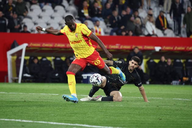FOOTBALL : RC Lens vs Paris Saint-Germain - Ligue 1 J29 - 13 05 2026 Abdallah SIMA (RC Lens) et Lucas BERALDO (PSG) lors du match RC Lens vs Paris Saint-Germain, Ligue 1 J29, stade Bollaert-Delelis, le 13 mai 2026 - photo Laurent Sanson PsnewZ  Copyright: xLaurentxSANSONx xPsnewZx