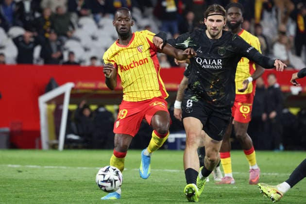 FOOTBALL : RC Lens vs Paris Saint-Germain - Ligue 1 J29 - 13 05 2026 Abdallah SIMA (RC Lens) et Illia ZABARNYI (PSG) lors du match RC Lens vs Paris Saint-Germain, Ligue 1 J29, stade Bollaert-Delelis, le 13 mai 2026 - photo Laurent Sanson PsnewZ  Copyright: xLaurentxSANSONx xPsnewZx