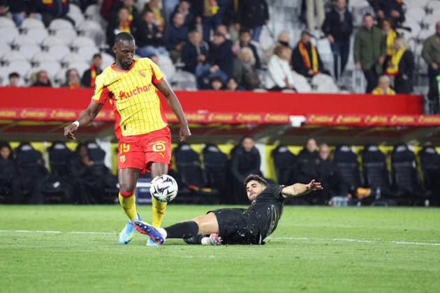 FOOTBALL : RC Lens vs Paris Saint-Germain - Ligue 1 J29 - 13 05 2026 Abdallah SIMA (RC Lens) et Lucas BERALDO (PSG) lors du match RC Lens vs Paris Saint-Germain, Ligue 1 J29, stade Bollaert-Delelis, le 13 mai 2026 - photo Laurent Sanson PsnewZ  Copyright: xLaurentxSANSONx xPsnewZx