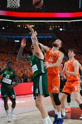 RECORD DATE NOT STATED ESP: Valencia Basket v Panathinaikos AKTOR Athens PlayOff Euroleague Juancho Hernangomez of Panathinaikos and Matthew Costello of Valencia during the Euroleague match, playoff Game 5, between Valencia Basket and Panathinaikos AKTOR Athens played at Roig Arena Stadium on May 13 2026 in Valencia Spain Valencia Spain Basketball Copyright: xRocioxJordax xAgenciaxLOFx