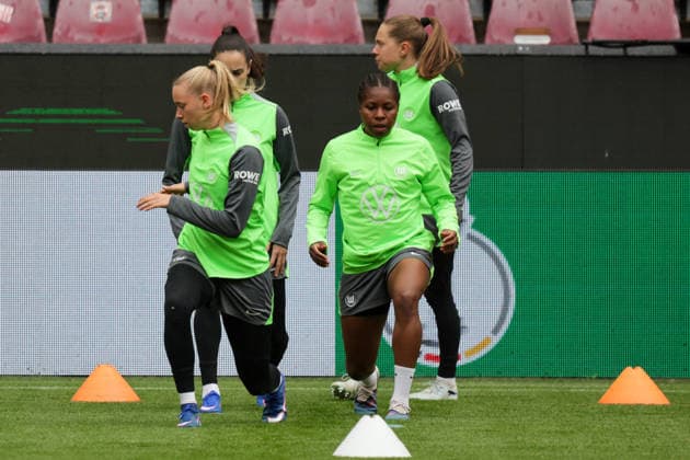 13.05.2026, xgrfx, Fussball DFB Pokal Finale, VfL Wolfsburg - Pressekonferenz und Abschlusstraining v.l. Ella Peddemors, Lineth Beerensteyn (VfL Wolfsburg) (DFL DFB REGULATIONS PROHIBIT ANY USE OF PHOTOGRAPHS as IMAGE SEQUENCES and or QUASI-VIDEO) Köln