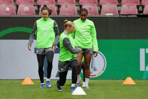 13.05.2026, xgrfx, Fussball DFB Pokal Finale, VfL Wolfsburg - Pressekonferenz und Abschlusstraining v.l. Ella Peddemors, Lineth Beerensteyn (VfL Wolfsburg) (DFL DFB REGULATIONS PROHIBIT ANY USE OF PHOTOGRAPHS as IMAGE SEQUENCES and or QUASI-VIDEO) Köln