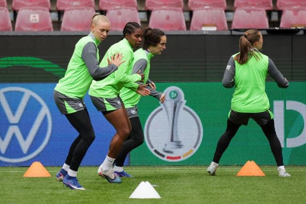 13.05.2026, xgrfx, Fussball DFB Pokal Finale, VfL Wolfsburg - Pressekonferenz und Abschlusstraining v.l. Ella Peddemors, Lineth Beerensteyn, Caitlin Dijkstra (VfL Wolfsburg) (DFL DFB REGULATIONS PROHIBIT ANY USE OF PHOTOGRAPHS as IMAGE SEQUENCES and or QUASI-VIDEO) Köln