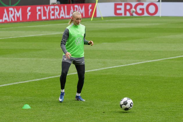 13.05.2026, xgrfx, Fussball DFB Pokal Finale, VfL Wolfsburg - Pressekonferenz und Abschlusstraining v.l. Ella Peddemors (VfL Wolfsburg) (DFL DFB REGULATIONS PROHIBIT ANY USE OF PHOTOGRAPHS as IMAGE SEQUENCES and or QUASI-VIDEO) Köln