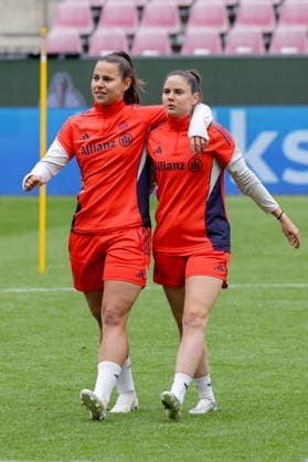 13.05.2026, xgrfx, Fussball DFB Pokal Finale, FC Bayern München - Pressekonferenz und Abschlusstraining v.l. Lena Oberdorf, Sarah Zadrazil (FC Bayern München) (DFL DFB REGULATIONS PROHIBIT ANY USE OF PHOTOGRAPHS as IMAGE SEQUENCES and or QUASI-VIDEO) Köln