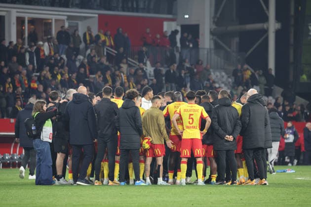 FOOTBALL : RC Lens vs Paris Saint-Germain - Ligue 1 J29 - 13 05 2026 Equipe du RC Lens apres sa dÃ faite lors du match RC Lens vs Paris Saint-Germain, Ligue 1 J29, stade Bollaert-Delelis, le 13 mai 2026 - photo Laurent Sanson PsnewZ  Copyright: xLaurentxSANSONx xPsnewZx