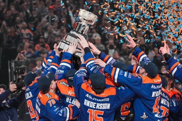 xxkeikkaxx 20260513 Tampere, Nokia Arena Liiga Playoffs: Tappara-KooKoo Finaali 7 Tapparan pelaajat kurottelevat kohti Kanada-maljaa. Photo: Mika Kylmäniemi AOP ***20260513 Tampere, Finland. Nokia Arena Liiga Playoffs. Game 7. Finnish Ice hockey, Eishockey league Liiga match Tappara vs KooKoo. Photo by Mika Kylmäniemi All Over Pres  1.06170872