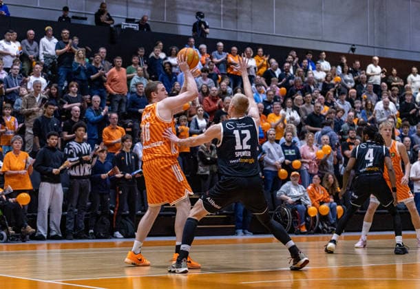 Marko Dordevic (OrangeAcademy Ulm, 36) gegen Niclas Sperber (ETB Miners, 12). OrangeAcademy Ulm vs ETB Miners Essen , Basketball,Barmer Basketball 2. Bundesliga ProB, Play-Offs Finale, Saison 2025 2026, 13.05.2026, OrangeAcademy Ulm vs ETB Miners Essen , Basketball,Barmer Basketball 2. Bundesliga ProB, Play-Offs Finale, Saison 2025 2026, 13.05.2026 Neu-Ulm Copyright: xEibner-Pressefoto DavidexDixGiovx EP_DGI
