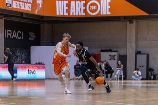 Quashawn Lane (ETB Miners, 04) gegen Zoran Milicic (OrangeAcademy Ulm, 44). OrangeAcademy Ulm vs ETB Miners Essen , Basketball,Barmer Basketball 2. Bundesliga ProB, Play-Offs Finale, Saison 2025 2026, 13.05.2026, OrangeAcademy Ulm vs ETB Miners Essen , Basketball,Barmer Basketball 2. Bundesliga ProB, Play-Offs Finale, Saison 2025 2026, 13.05.2026 Neu-Ulm Copyright: xEibner-Pressefoto DavidexDixGiovx EP_DGI