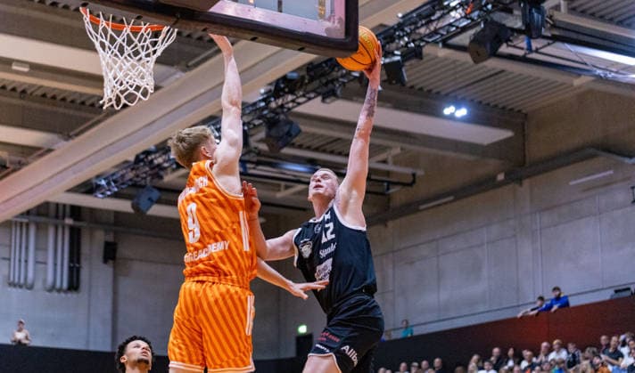 Lenni Kunzewitsch (OrangeAcademy Ulm, 09) mit dem Blockversuch gegen Niclas Sperber (ETB Miners, 12). OrangeAcademy Ulm vs ETB Miners Essen , Basketball,Barmer Basketball 2. Bundesliga ProB, Play-Offs Finale, Saison 2025 2026, 13.05.2026, OrangeAcademy Ulm vs ETB Miners Essen , Basketball,Barmer Basketball 2. Bundesliga ProB, Play-Offs Finale, Saison 2025 2026, 13.05.2026 Neu-Ulm Copyright: xEibner-Pressefoto DavidexDixGiovx EP_DGI