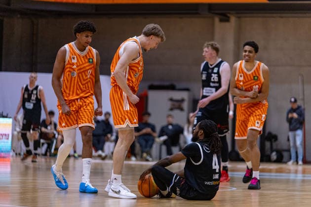 Joel Cwik (OrangeAcademy Ulm, 01) mit provokantem Jubel gegenueber Quashawn Lane (ETB Miners, 04). OrangeAcademy Ulm vs ETB Miners Essen , Basketball,Barmer Basketball 2. Bundesliga ProB, Play-Offs Finale, Saison 2025 2026, 13.05.2026, OrangeAcademy Ulm vs ETB Miners Essen , Basketball,Barmer Basketball 2. Bundesliga ProB, Play-Offs Finale, Saison 2025 2026, 13.05.2026 Neu-Ulm Copyright: xEibner-Pressefoto DavidexDixGiovx EP_DGI