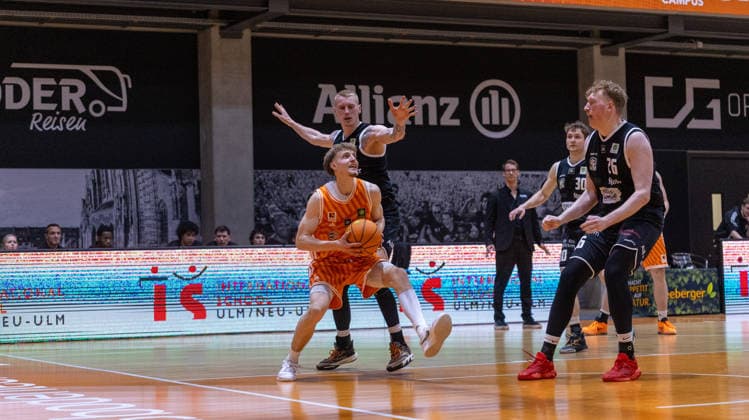 Joel Cwik (OrangeAcademy Ulm, 01) im Duell mit Jonathan Almstedt (ETB Miners, 26) & Niclas Sperber (ETB Miners, 12). OrangeAcademy Ulm vs ETB Miners Essen , Basketball,Barmer Basketball 2. Bundesliga ProB, Play-Offs Finale, Saison 2025 2026, 13.05.2026, OrangeAcademy Ulm vs ETB Miners Essen , Basketball,Barmer Basketball 2. Bundesliga ProB, Play-Offs Finale, Saison 2025 2026, 13.05.2026 Neu-Ulm Copyright: xEibner-Pressefoto DavidexDixGiovx EP_DGI
