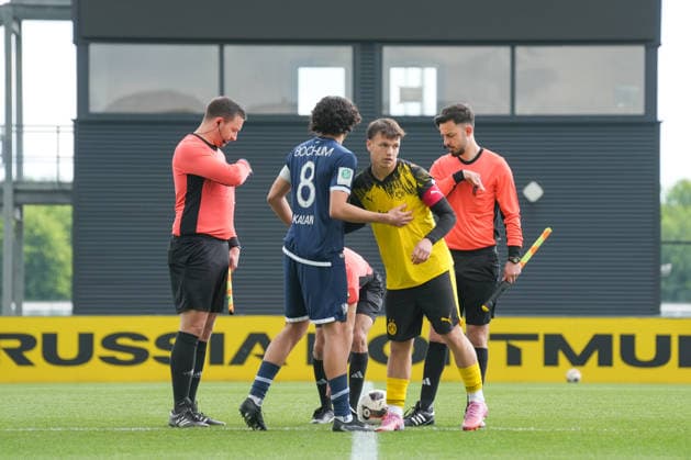 Donnerstag, 14.05.2026 Saison 2025 2026 Finale U17, U 17 Westfalenpokal im BVB Fußballpark Hohenbuschei, Dortmund, Germany. BV Borussia Dortmund U17 - VfL Bochum U17. Begrüßung der Mannschaftskapitäne. Semih Kaymak (BVB)