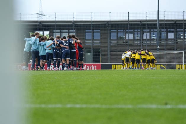 Donnerstag, 14.05.2026 Saison 2025 2026 Finale U17, U 17 Westfalenpokal im BVB Fußballpark Hohenbuschei, Dortmund, Germany. BV Borussia Dortmund U17 - VfL Bochum U17. Die Mannschaften im Kreis vor dem Spiel.
