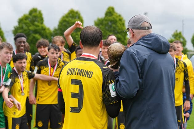 Donnerstag, 14.05.2026 Saison 2025 2026 Finale U17, U 17 Westfalenpokal im BVB Fußballpark Hohenbuschei, Dortmund, Germany. BV Borussia Dortmund U17 - VfL Bochum U17. Semih Kaymak (BVB) bei der Poaklübergabe.