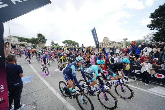 Start of the race during Stage 6 of the Giro d™Italia, from Paestum to Naples, Italy, Thursday, May 14, 2026.  Copyright: xGianxMattiaxD Albertox xLaPressex