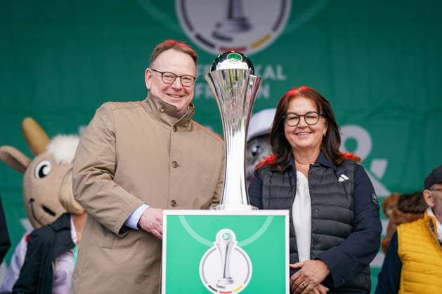 Deutschland: Fussball DFB Pokal Frauen 2025 - 2026, Finale - VfL Wolfsburg vs FC Bayern München - Rhein-Energie-Stadion (Köln): Torsten Burmester, Oberbürgermeister der Stadt Köln mit DFB-Pokal Copyright: xJOERANxSTEINSIEKx