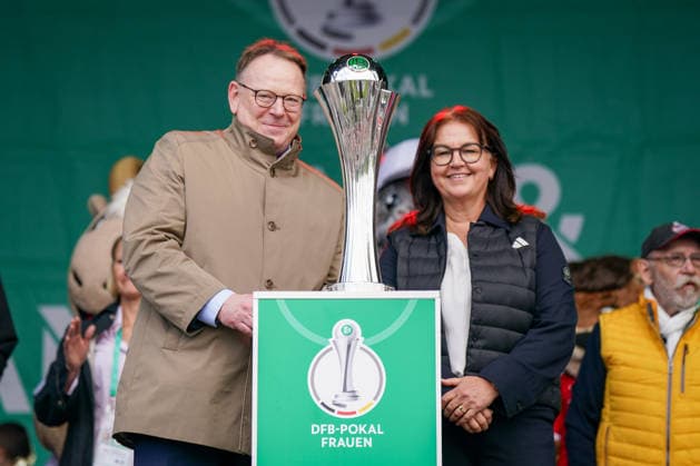 Deutschland: Fussball DFB Pokal Frauen 2025 - 2026, Finale - VfL Wolfsburg vs FC Bayern München - Rhein-Energie-Stadion (Köln): Torsten Burmester, Oberbürgermeister der Stadt Köln mit DFB-Pokal *** Germany Football DFB Cup Women 2025 2026, Final VfL Wolfsburg vs FC Bayern Munich Rhein Energie Stadium Cologne Torsten Burmester, Lord Mayor of the City of Cologne with DFB Cup Copyright: xJOERANxSTEINSIEKx