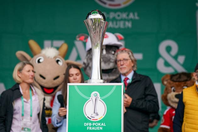 Deutschland: Fussball DFB Pokal Frauen 2025 - 2026, Finale - VfL Wolfsburg vs FC Bayern München - Rhein-Energie-Stadion (Köln): DFB Pokal im Vordergrund - Toni Schumacher, FC-Legende, Torwartlegende, deutscher Fussball, Nationaltorwart, ehemaliger Nationalspieler, DFB, Fanfest, Bühne, DFB-Pokal-Trophäe, Pokalpräsentation, Frauenfussball, VfL Wolfsburg, FC Bayern München Frauen, Maskottchen, Zuschauer, Fans, Eventbühne, Sportevent, Medienevent, Fussball-Atmosphäre, Public Event Copyright: xJOERANxSTEINSIEKx