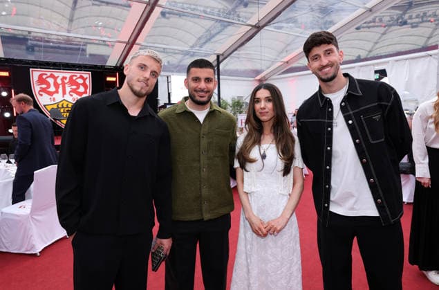 13.05.26 VfB Stuttgart Heimspiel für Haltung Charity Gala Deutschland, Stuttgart, 13.05.2026, Fussball, Bundesliga, Saison 2025 2026, VfB Stuttgart, Heimspiel für Haltung Charity Gala: v.l. Ermedin Demirovic, Deniz Undav, Nadia Murad (Friedensnobelpreisträgerin), Atakan Karazor. *** 13 05 26 VfB Stuttgart Home game for Attitude Charity Gala Germany, Stuttgart, 13 05 2026, Soccer, Bundesliga, Season 2025 2026, VfB Stuttgart, Home game for Attitude Charity Gala v l Ermedin Demirovic, Deniz Undav, Nadia Murad Nobel Peace Prize winner , Atakan Karazor