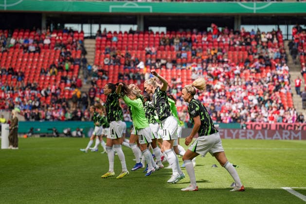 Deutschland: Fussball DFB Pokal Frauen 2025 - 2026, Finale - VfL Wolfsburg vs FC Bayern München - Rhein-Energie-Stadion (Köln): Warm-Up Wolfsburg Mannschaftsfoto, Totale Alexandra Popp (VfL Wolfsburg, 11) Copyright: xJOERANxSTEINSIEKx