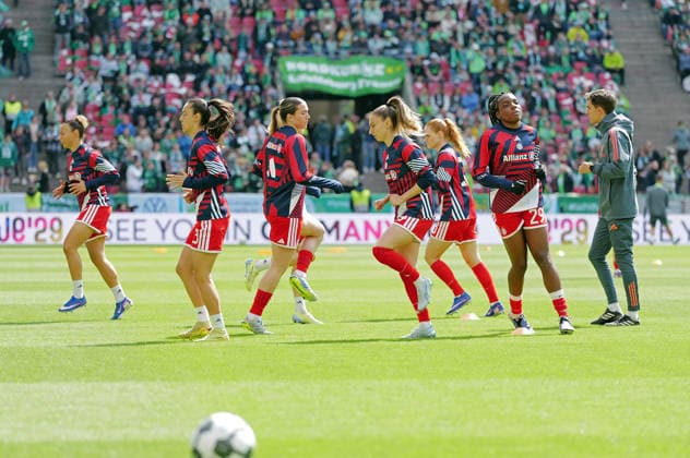 14.05.2026, xovx, Fußball, Frauen DFB-Pokal Finale, VfL Wolfsburg - FC Bayern München Die Spielerinnen des FC Bayern beim Aufwärmen Köln Rhein-Energie-Stadion Nordrhein-Westfalen Deutschland (DE)