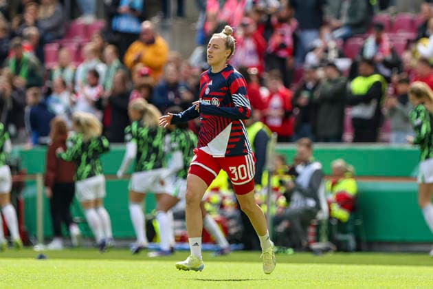 14.05.2026, GER, Fussball, Frauen, DFB-Pokal, Finale, Saison 2025 2026, VfL Wolfsburg - FC Bayern München Carolin Simon (Bayern) gestikuliert, Gestik und Mimik Köln RheinEnergieSTADION Nordrhein-Westfalen Deutschland Copyright: xAdrianxSchlüterx
